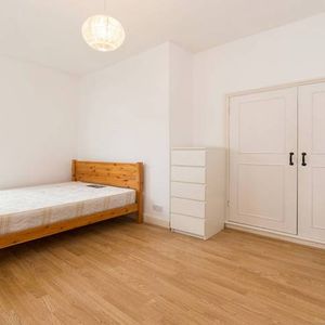 3 Bedroom, 1 bath, 1 reception Flat - Photo 2