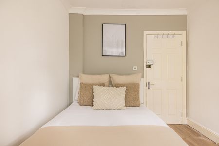 4 Bed Flat, Lexden Road, W3 - Photo 4