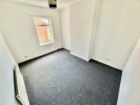 3 Bedroom Terraced House - Photo 2