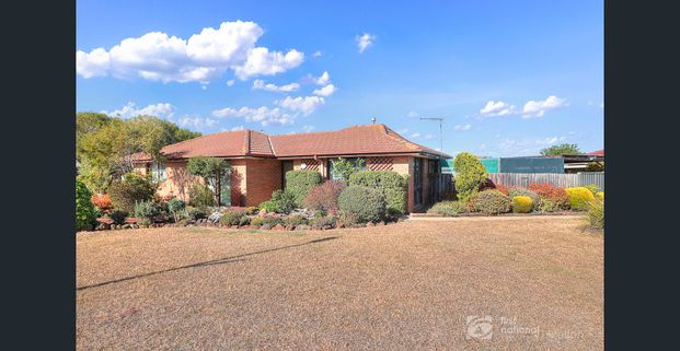 Beautifully Presented Family Home in Prime Melton West Location! - Photo 1
