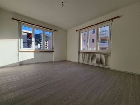 Affittasi spazioso 4.5 locali ristrutturato con balcone e posteggio - - Photo 2