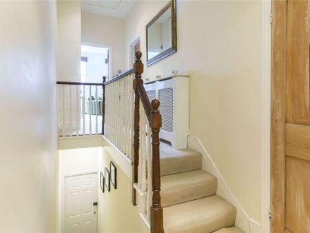 Superb two bedroom first floor flat located in Balham. - Photo 4