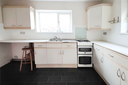 Sparrow Farm Drive, Feltham, TW14 0DP - Photo 2