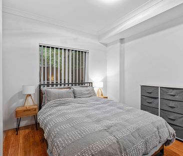Modern 2 bedroom unit with backyard! - Photo 2