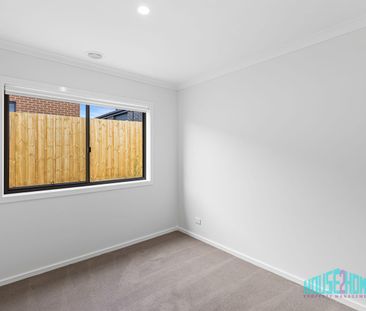 Modern Family Living with Space, Style & Seamless Indoor-Outdoor Ap... - Photo 4