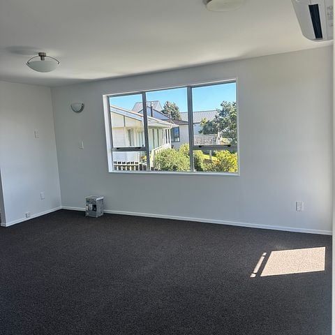 Newly renovated 3BR Home in Kelson - Photo 1