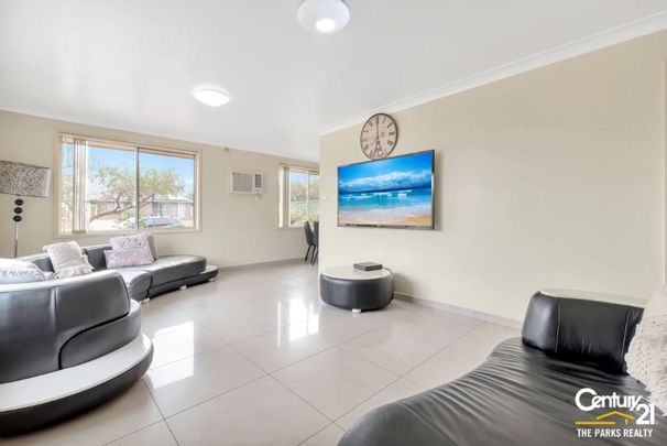 Spacious Three Bedroom Home with a Lock up Garage! - Photo 1