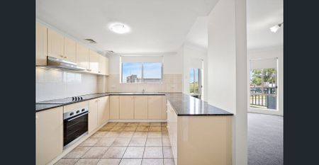 Sun-Drenched Apartment With Huge Living Space - Photo 3