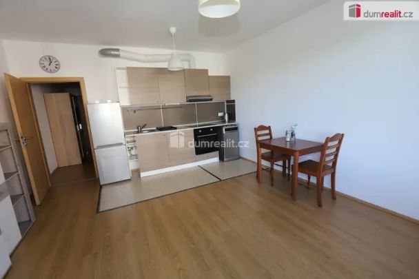 Krásný slunný vybavený byt 1+kk s terasou a s parkovacím stáním v Čakovicích - Fotografie 1