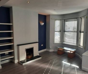 Partly Furnished 2 Bedroom Terrace - Photo 3