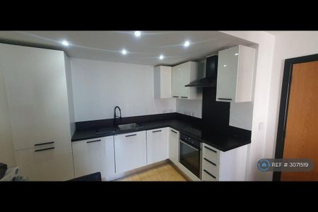 1 bedroom in a flat share to rent - Photo 3