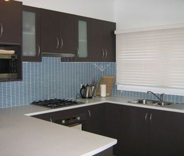 Cozy 3 bedroom cottage - Photo 4