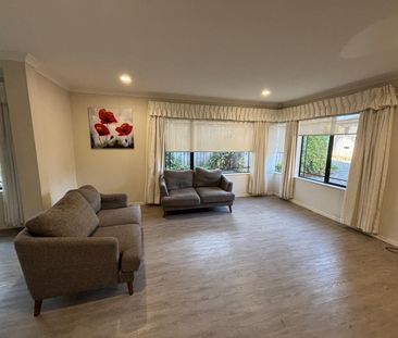 5 bedrooms + 3.5 bathrooms - Photo 2