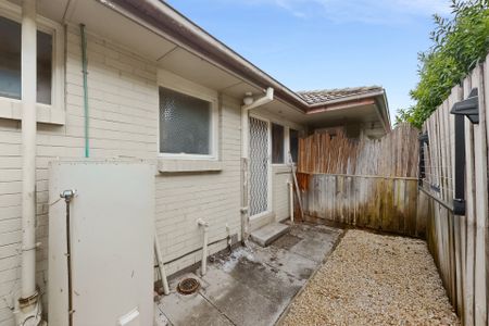 Freshly Updated Unit in Essendon - Photo 2