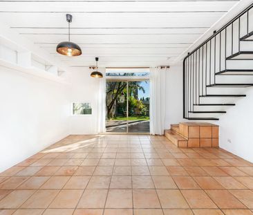 Conveniently located townhouse - Photo 1