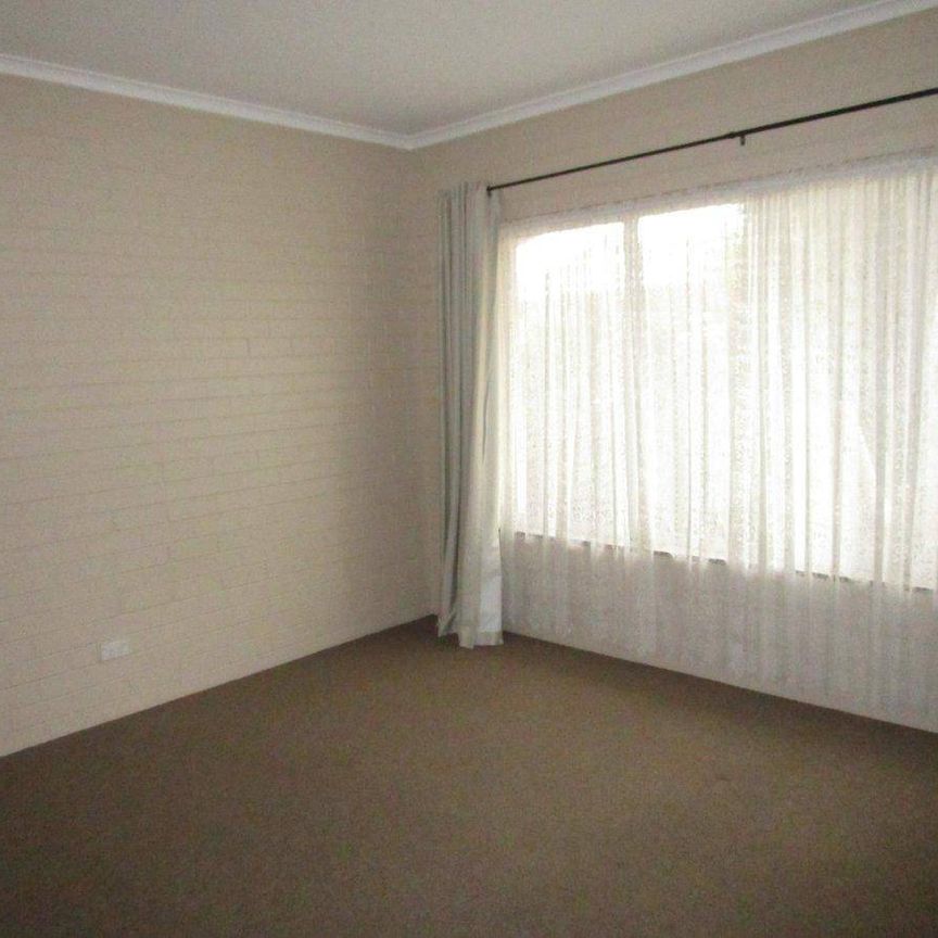COMPACT 2 BEDROOM UNIT CLOSE TO BOWLS/TENNIS/SWIMMING POOL - Photo 1