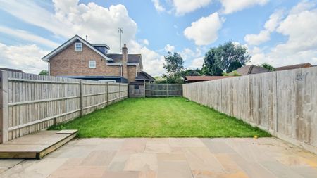 Picardy Close, Dobbs Weir, Hoddesdon - Photo 3