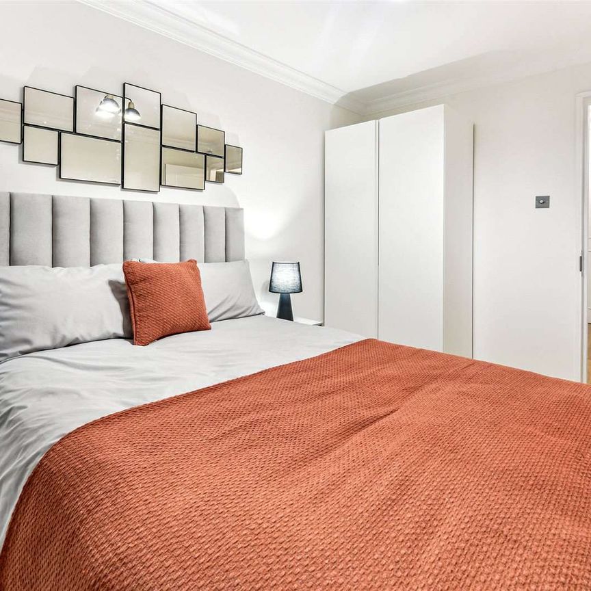 A light and modern three-bedroom, two-bathroom apartment on the second floor (with lift) of a modern development on Drayton Gardens SW10. - Photo 1