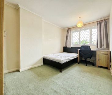 Moore Grove Crescent, Egham, Surrey, TW20 9RH - Photo 4