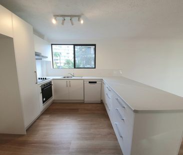 MODERN 2 BEDROOM UNIT - WALK TO BEACH!! - Photo 5
