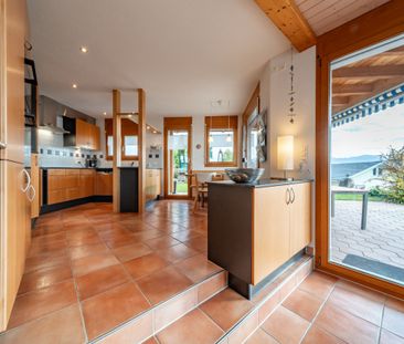 Charming single-family house with lake view - Photo 1