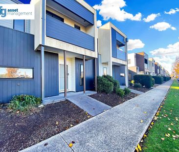 Spacious Three Bedroom Townhouse in Prime Location! - Photo 6