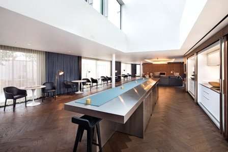 7th floor beautiful modern apartment comprises 2 bedrooms, 2 bathrooms, kitchen, reception and balcony with amazing Views. 24/7 concierge and resident's gym, lounge and roof garden. - Photo 3