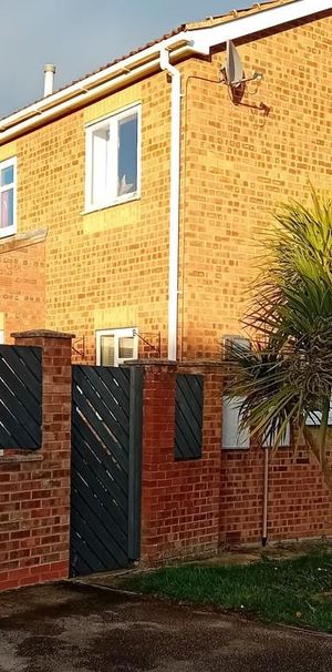 2 bedroom end of terrace house to rent - Photo 1