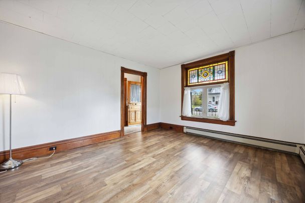 Charming 2-Bedroom Bungalow for Rent in Petrolia - Photo 1