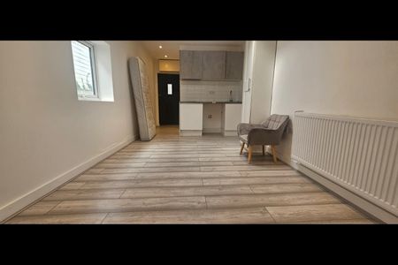 Studio Flat, Sinclair Grove, NW11 - Photo 5