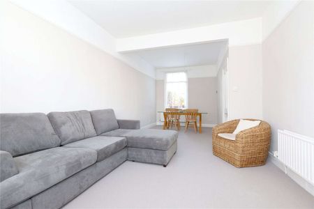 Charming two bedroom cottage set on a sought-after road close to Church Street. - Photo 2