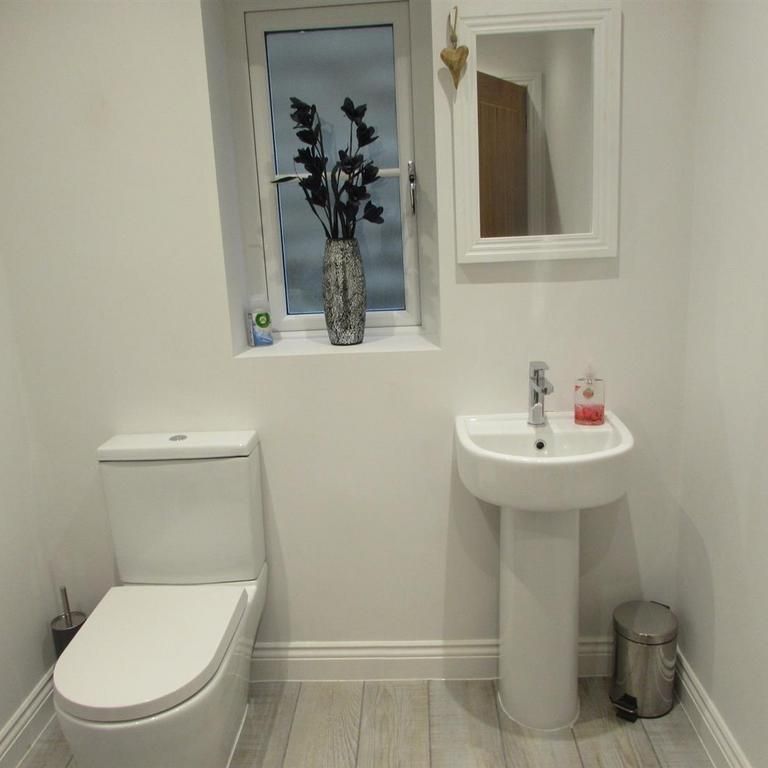 4 bedroom semi-detached house to rent - Photo 1