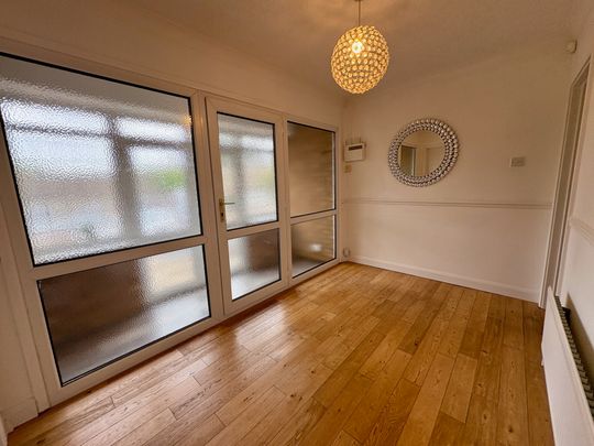 Warren Close - Photo 1