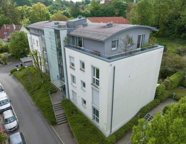 Komfort trifft Lage - Stilvolle 4-Zi-Wohnung mit Aufzug und Balkon ins Grüne - Photo 1