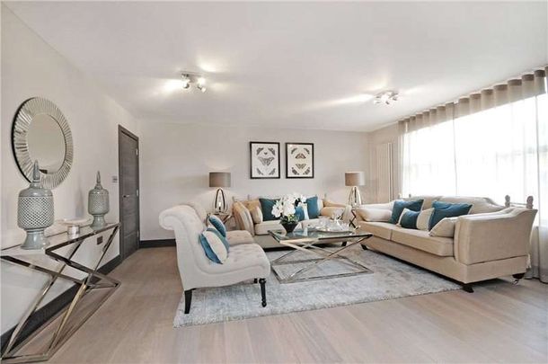 A stylish, newly refurbished 8th-floor flat in a gated modern development. - Photo 1