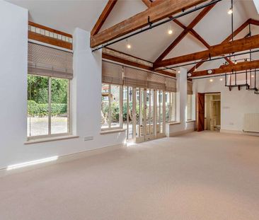 A detached home set in beautiful grounds - Photo 2