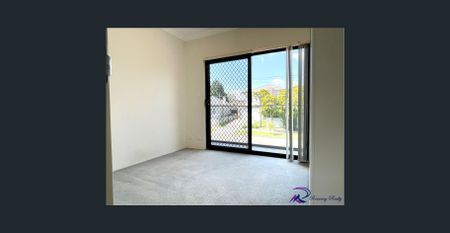 Near New Stylish 4-Bedroom Family Home - Photo 3