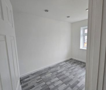 3 Bed Semi-Detached House, Merryoak Green, SO19 - Photo 3