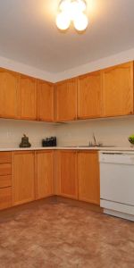 Glenbourne Gardens — 2 Bedroom, 2 Bathroom, Den - Photo 4
