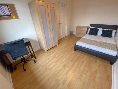 3 bedroom semi-detached house to rent - Photo 4