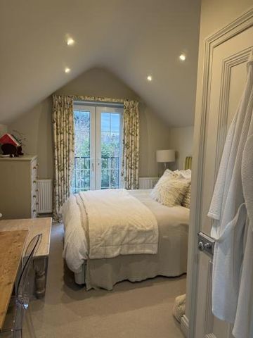 Quiet, private room in south west London, good transport connections, ideal for light traveller - Photo 2