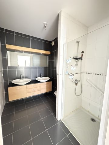 Location Appartement 3 pièces 67m² LA ROCHE SUR YON 85000 - Photo 5