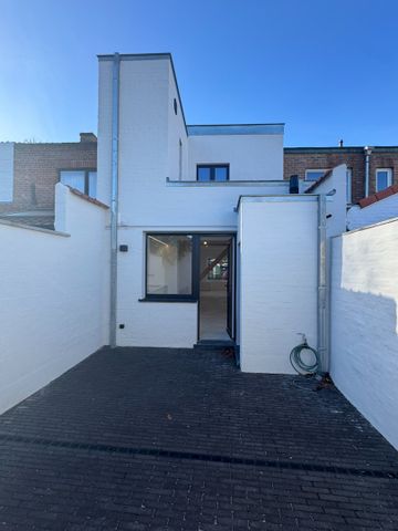 Te huur: volledig gerenoveerde, lichtrijke woning aan het water - Foto 4