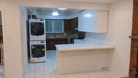 For Lease - 354 Park Road Unit# Main Fl, Oshawa, Ontario - Photo 4