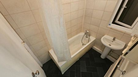 4 bedroom house of multiple occupation to rent - Photo 4