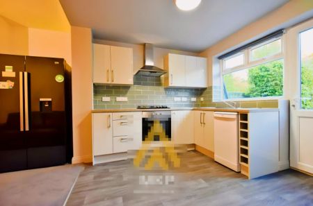 5 Bedroom 2 Bathroom - Photo 4