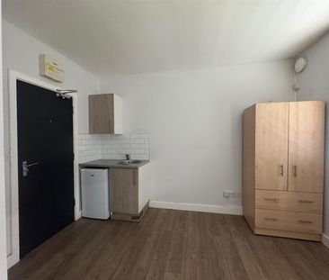 Tachbrook Road, Feltham TW14, London - Photo 5