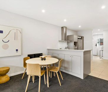 Modern & Convenient Apartment - Photo 3