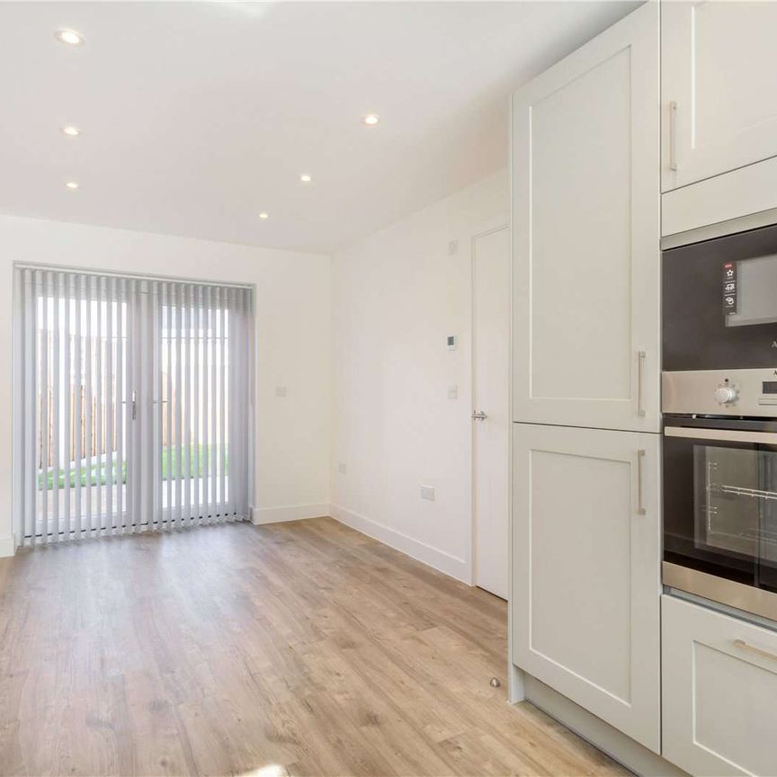 Contemporary family home in desirable village location - Photo 1