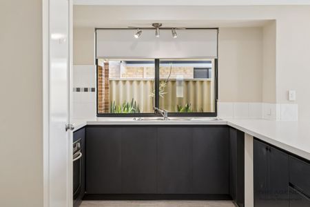 Spacious Family Home with Large Backyard - Photo 2